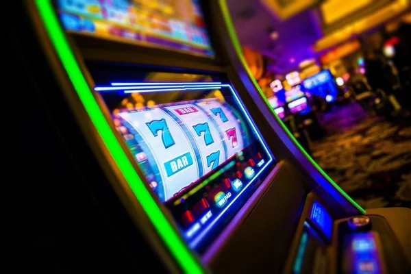 Crash game interface showing climbing multiplier and cash-out button on evostoto alternatif